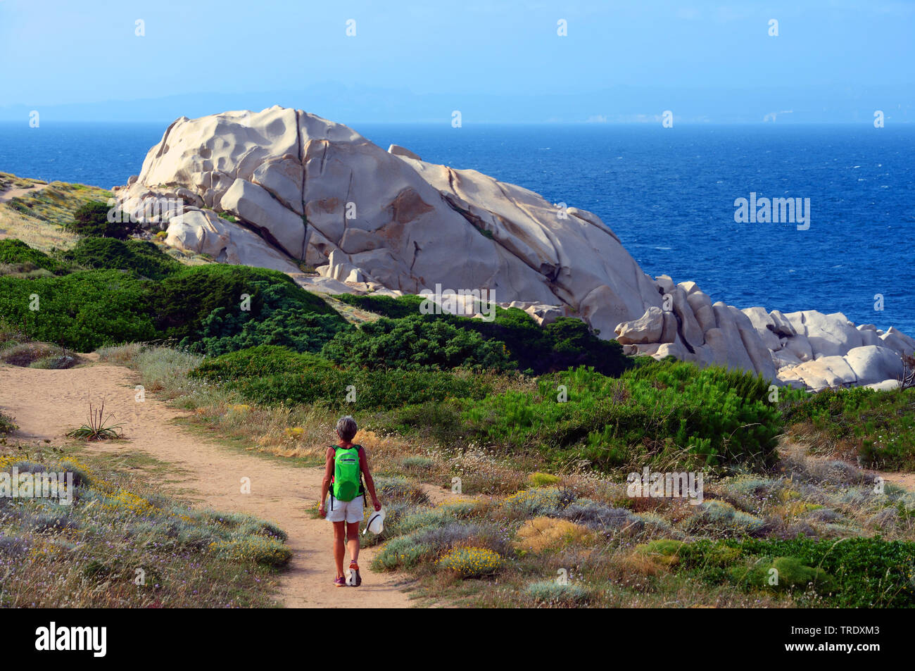 Frau wandern in Capo Testa, Italien, Sardinien, Santa Teresa Gallura Stockfoto
