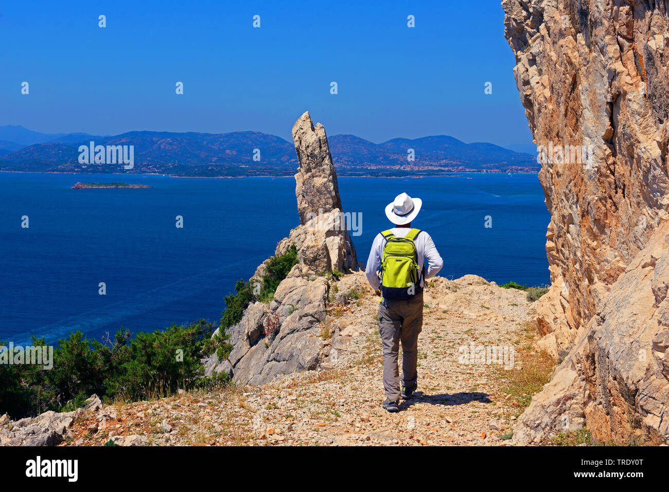 Wanderer am Felsen der Insel Tavolara, Italien, Sardinien, Tavolara Stockfoto