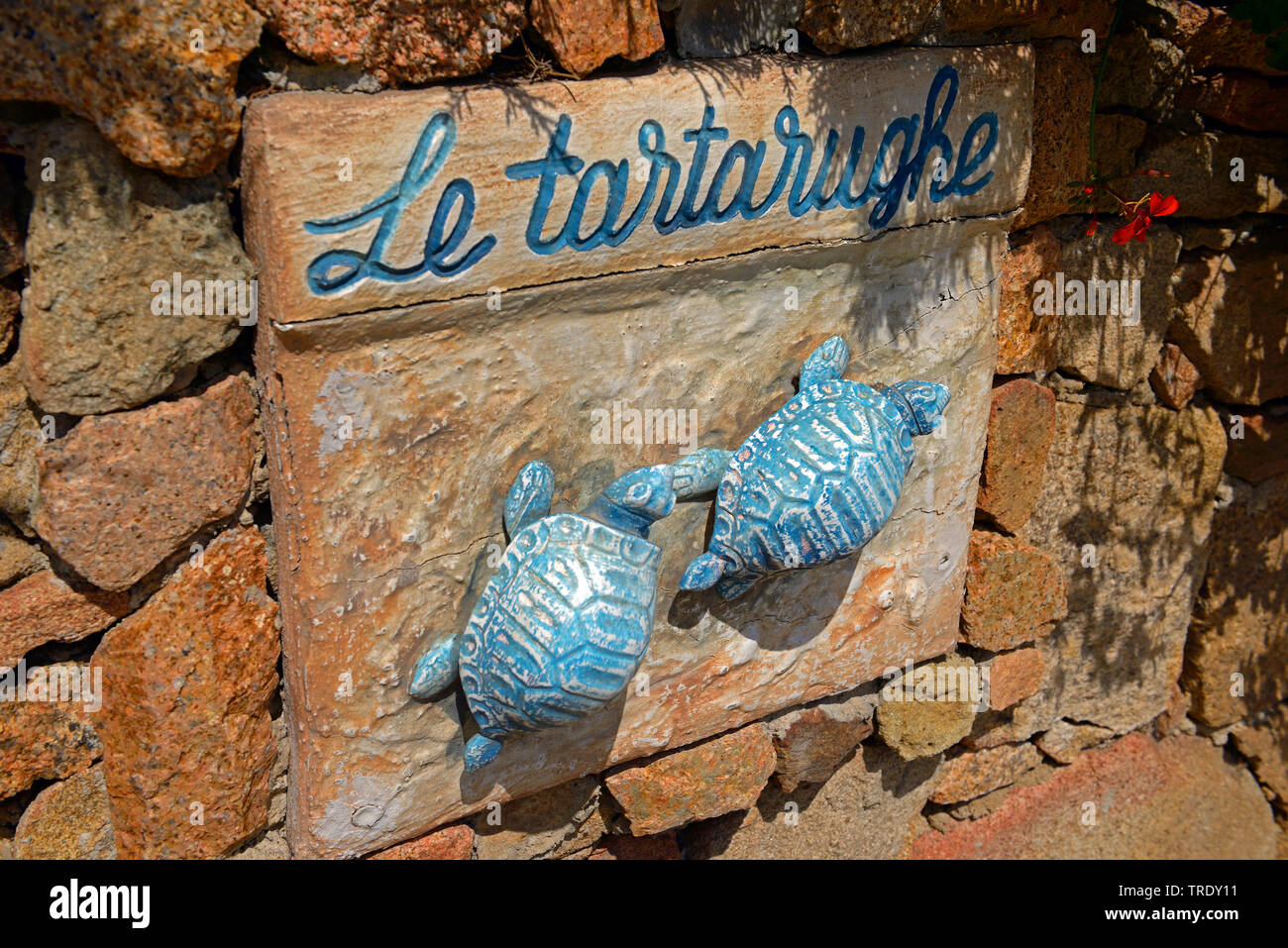 Name der Ferienwohnung mit dekorative Schildkröte Skulpturen, Italien, Sardinien, Porto Cervo Stockfoto