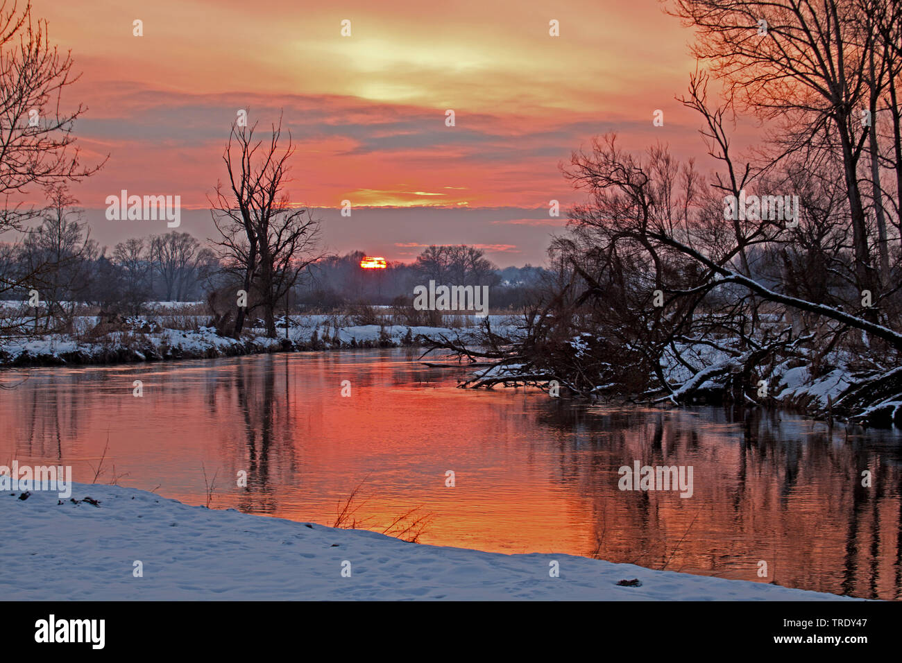 Fluss Amper im Winter im Abendlicht, Deutschland, Bayern, Oberbayern, Oberbayern Stockfoto