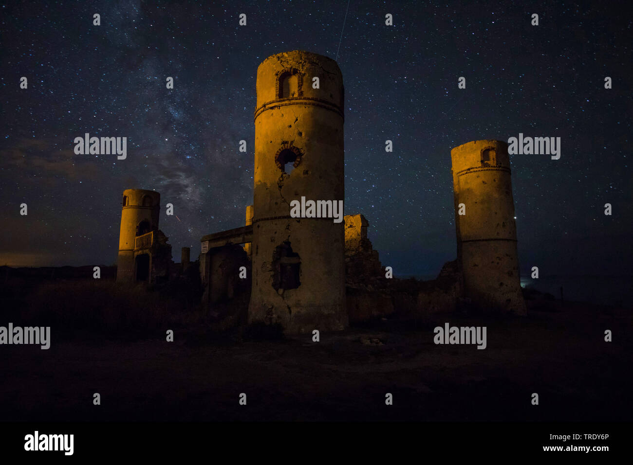 Ruinen von Manoir de Coecilian der französische Dichter Saint-Pol-Roux unter dem Sternenhimmel, Frankreich, Bretagne, Crozon, Camaret-sur-Mer Stockfoto