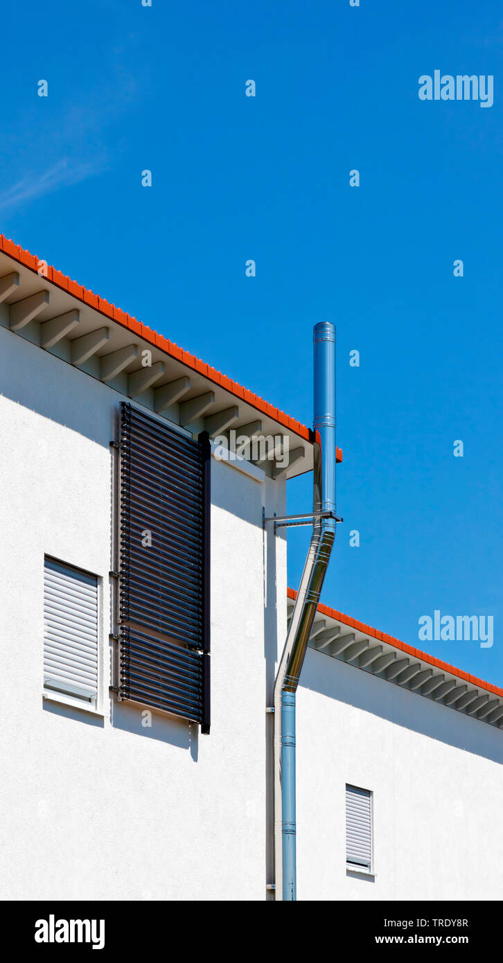 Teilansicht eines modernen Wohnungsbau Haus mit exteriour Stapel aus Edelstahl Stockfoto