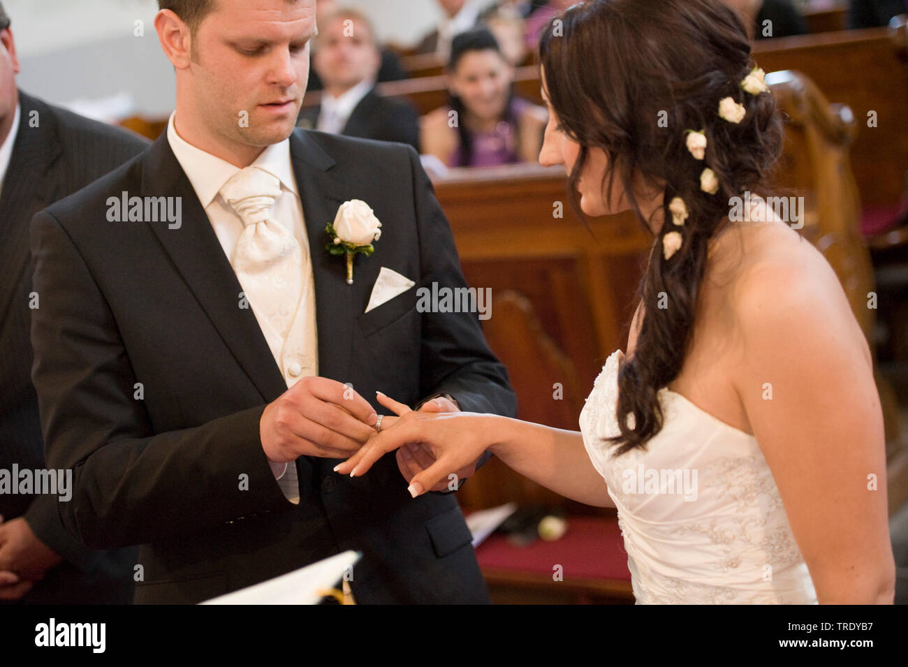 Pflegen Sie die Ehe Ring am Finger seiner Braut während der Trauung Stockfoto