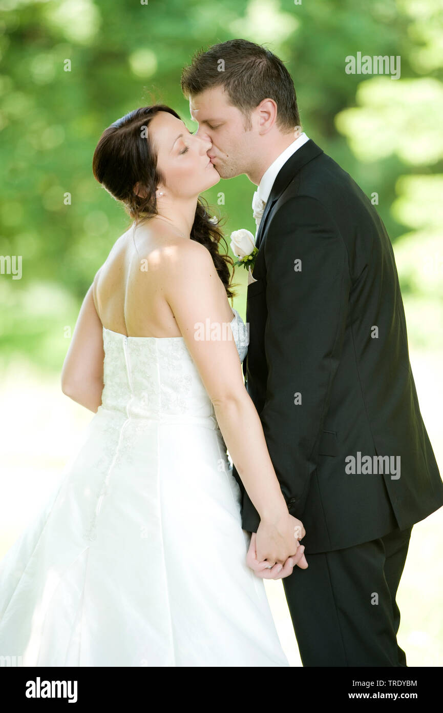 Hochzeit Bild von einem brautpaar Hände halten und küssen im Freien Stockfoto