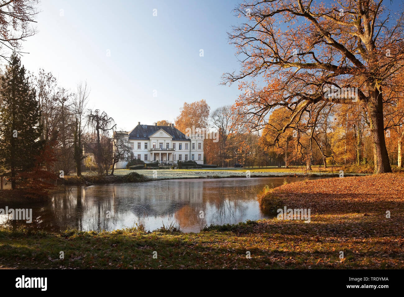 Deutschland haus garten herbst Fotos und Bildmaterial in hoher