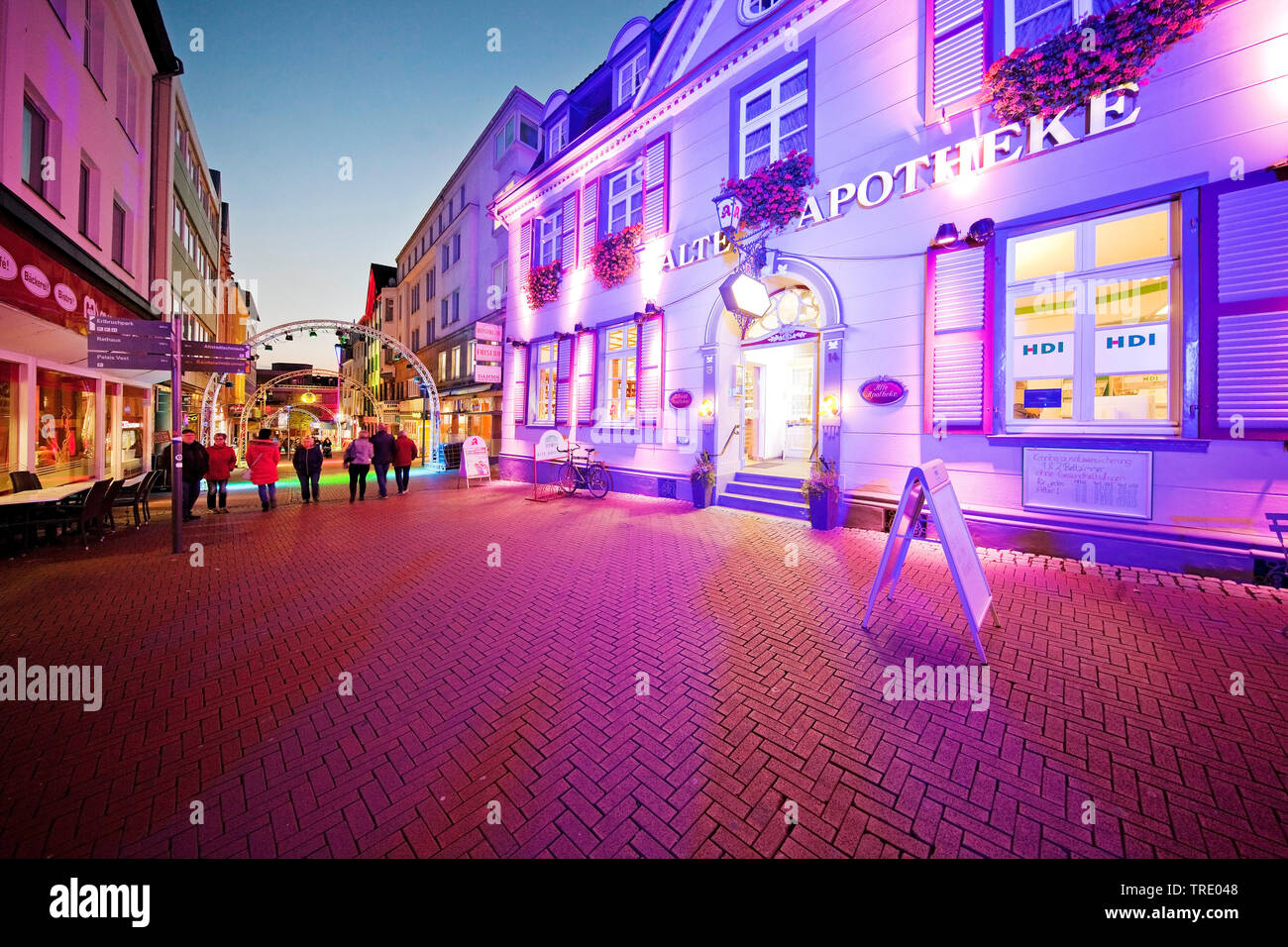 Beleuchtete Apotheke in der alten Stadt, Recklinghausen Illuminationen, Deutschland, Nordrhein-Westfalen, Ruhrgebiet, Recklinghausen Stockfoto