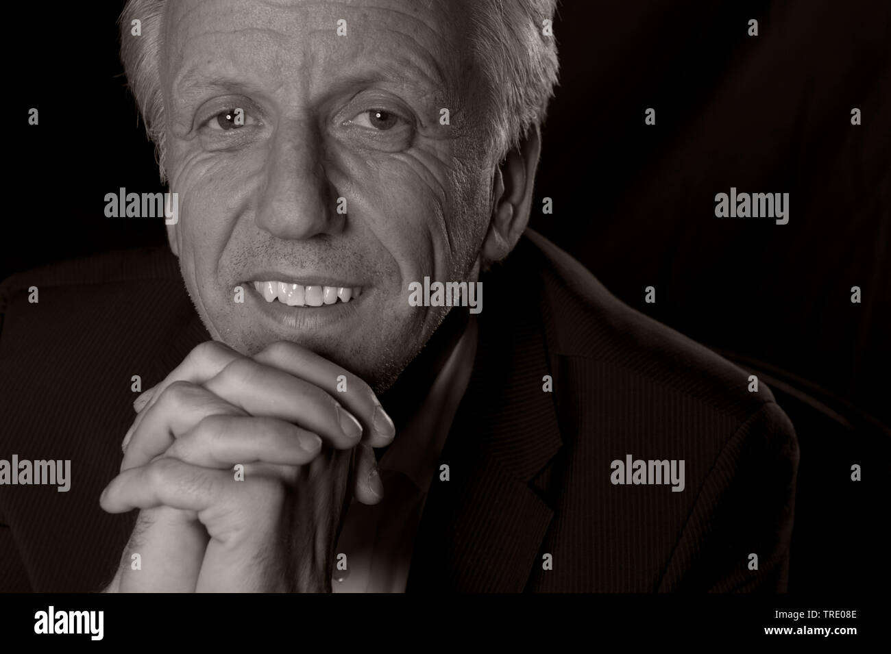 Porträt eines Mannes im mittleren Alter Kopf auf seine Hände (schwarz-weiß Foto) Stockfoto