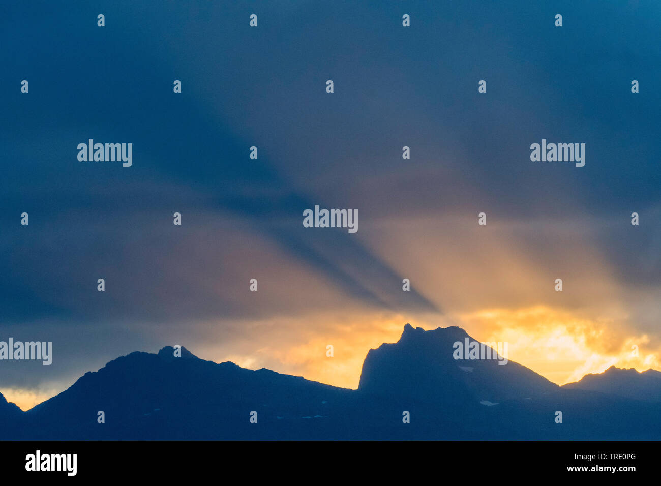 Sonnenstrahlen über den Berg Hollendaren, Norwegen, Troms, Kvaloya Stockfoto