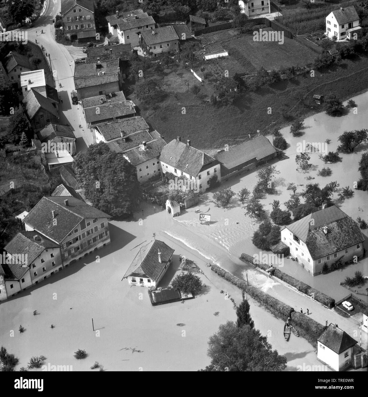 Hohe Wasser an der Salzach in Tittmoning, historische Luftaufnahme aus dem Jahr 1959, Deutschland, Bayern Stockfoto