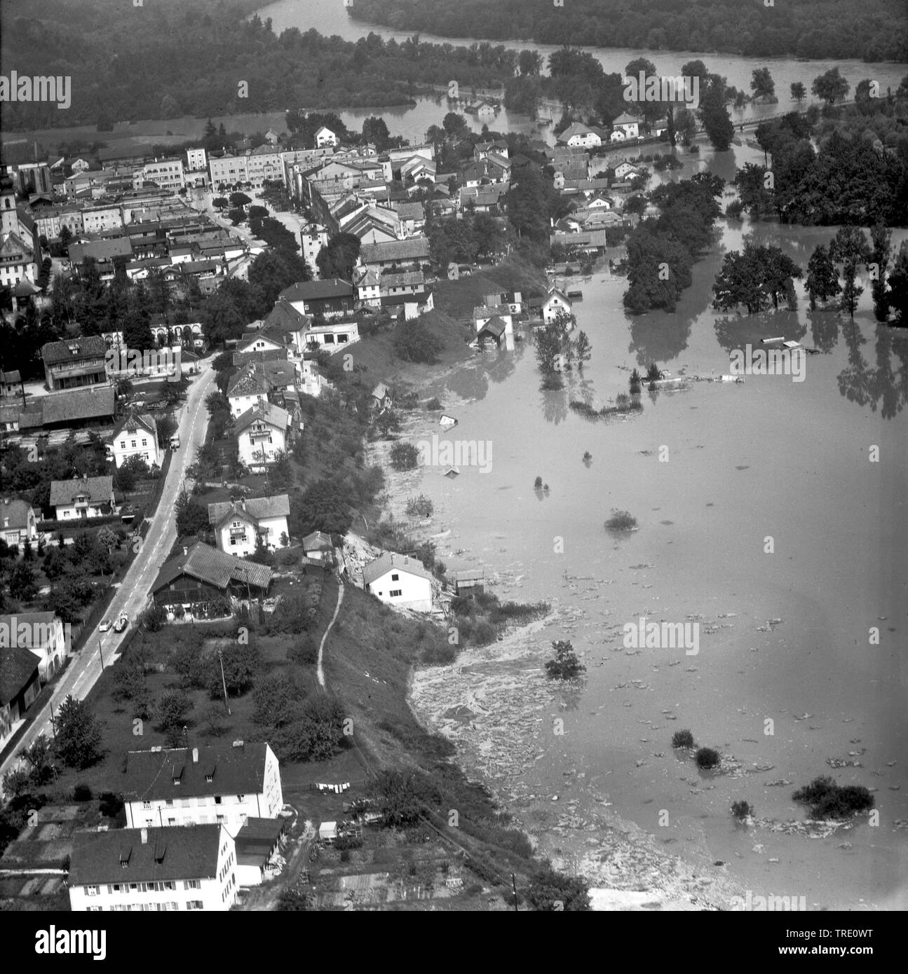 Hohe Wasser an der Salzach in Tittmoning, historische Luftaufnahme aus dem Jahr 1959, Deutschland, Bayern Stockfoto