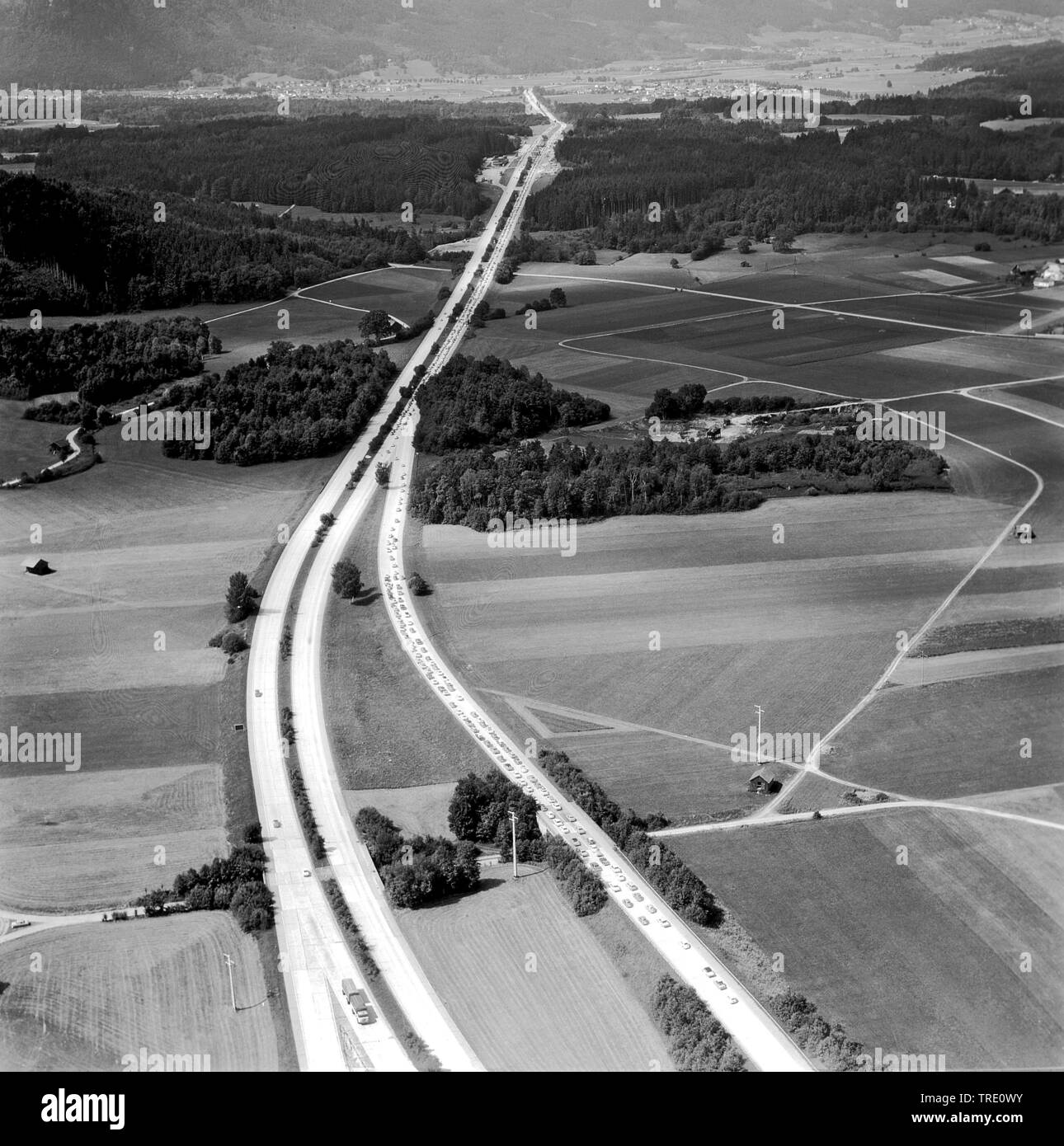 Stau auf der Autobahn A8 an der Ausfahrt Salzburg an der Grenze zu Deutschland, historische Luftaufnahme aus dem Jahr 1966, Österreich Stockfoto