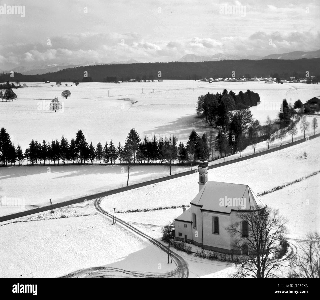 Kapelle Kapelle im Schnee, unbekannten Ort, historische Luftaufnahme aus dem Jahr 1967, Deutschland, Bayern Stockfoto