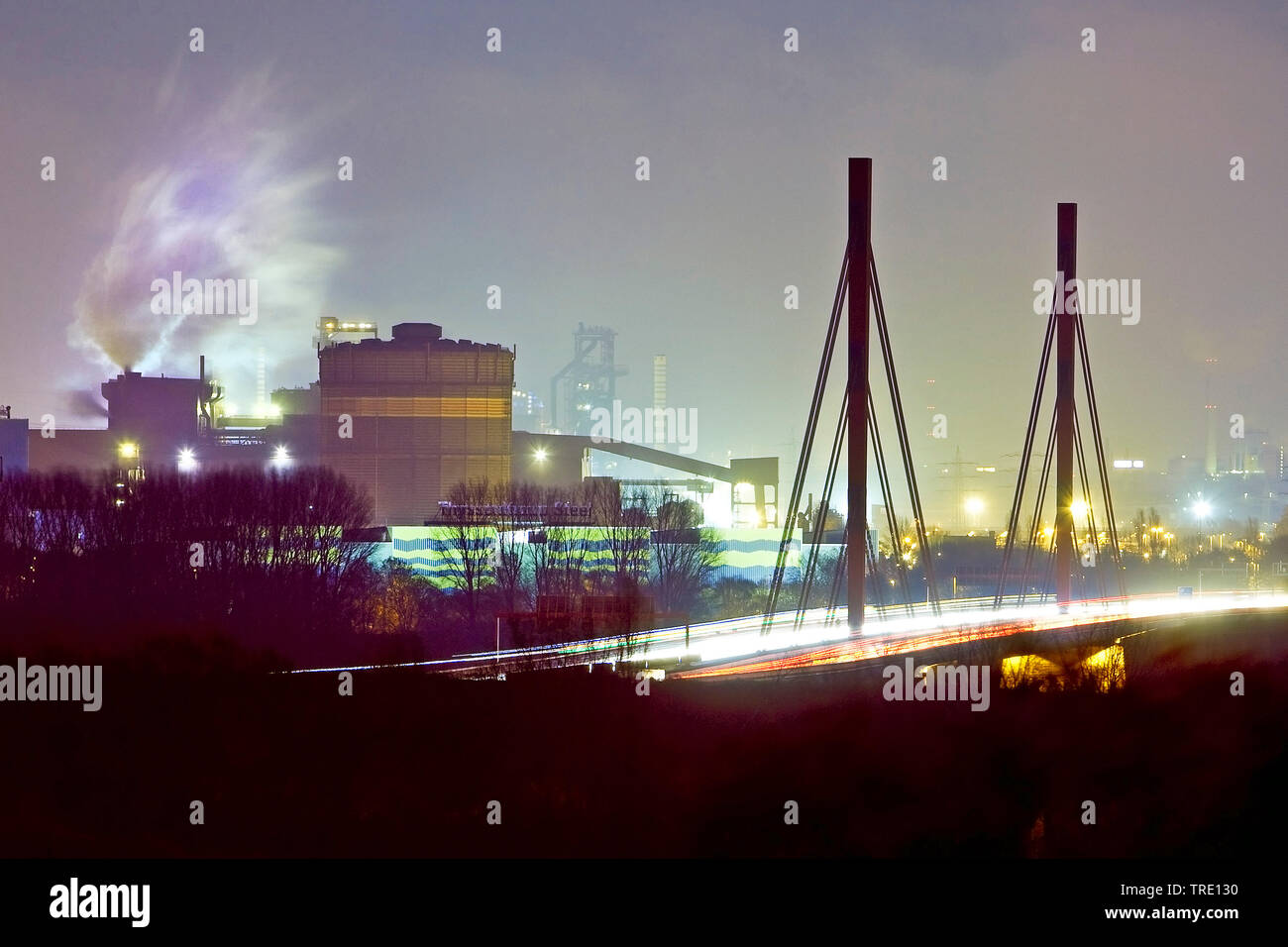 ThyssenKrupp plant und der Autobahn A 42 in der Nacht, Deutschland, Nordrhein-Westfalen, Ruhrgebiet, Duisburg Stockfoto