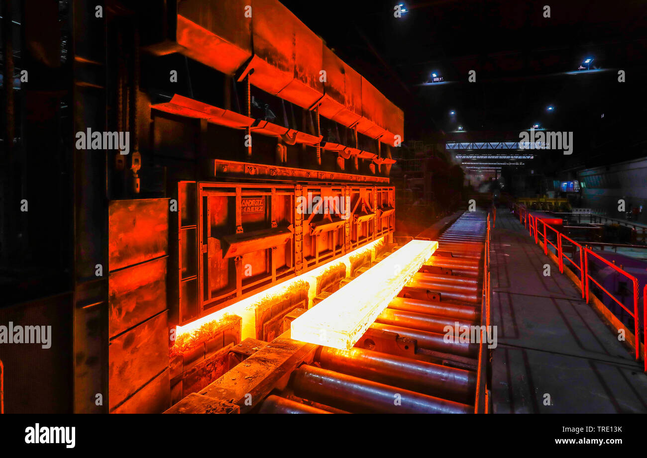 Duisburg, Ruhrgebiet, Nordrhein-Westfalen, Deutschland - ThyssenKrupp Steel Europe, der Stahlproduktion in einem Stahlwerk, hier Glühender Stahl Platten in einem heissen Stockfoto