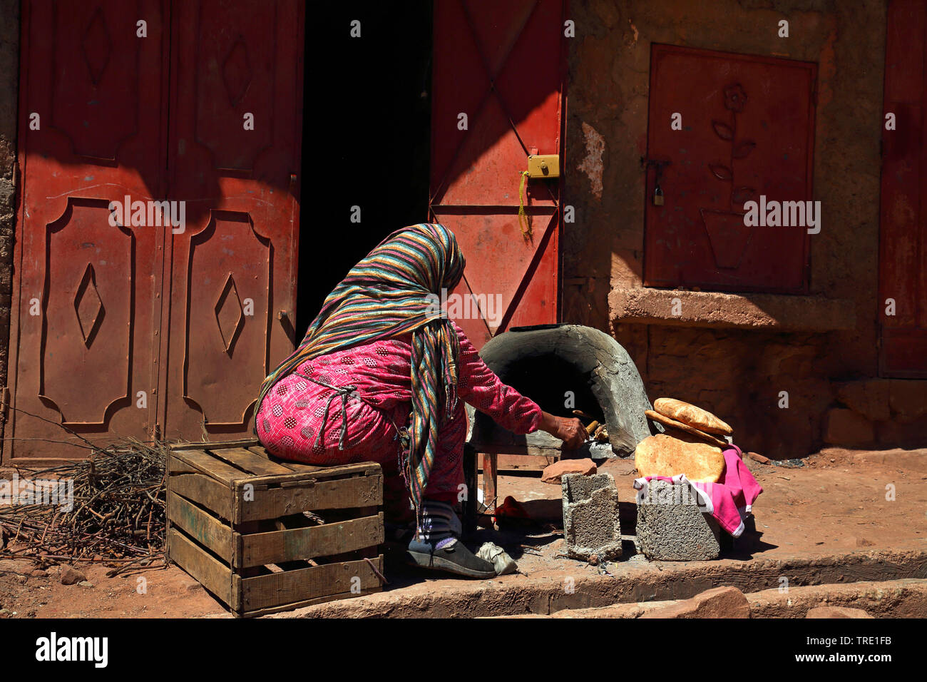 Frau Brot backen am Straßenrand, Marokko, Hoher Atlas, Oukaimeden Stockfoto
