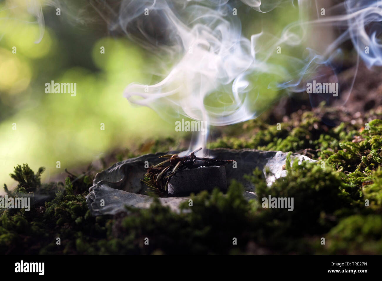 Rauchen; Rauchen mit Wacholder, Baum Gummi- und rauchend Kohle, Deutschland Stockfoto