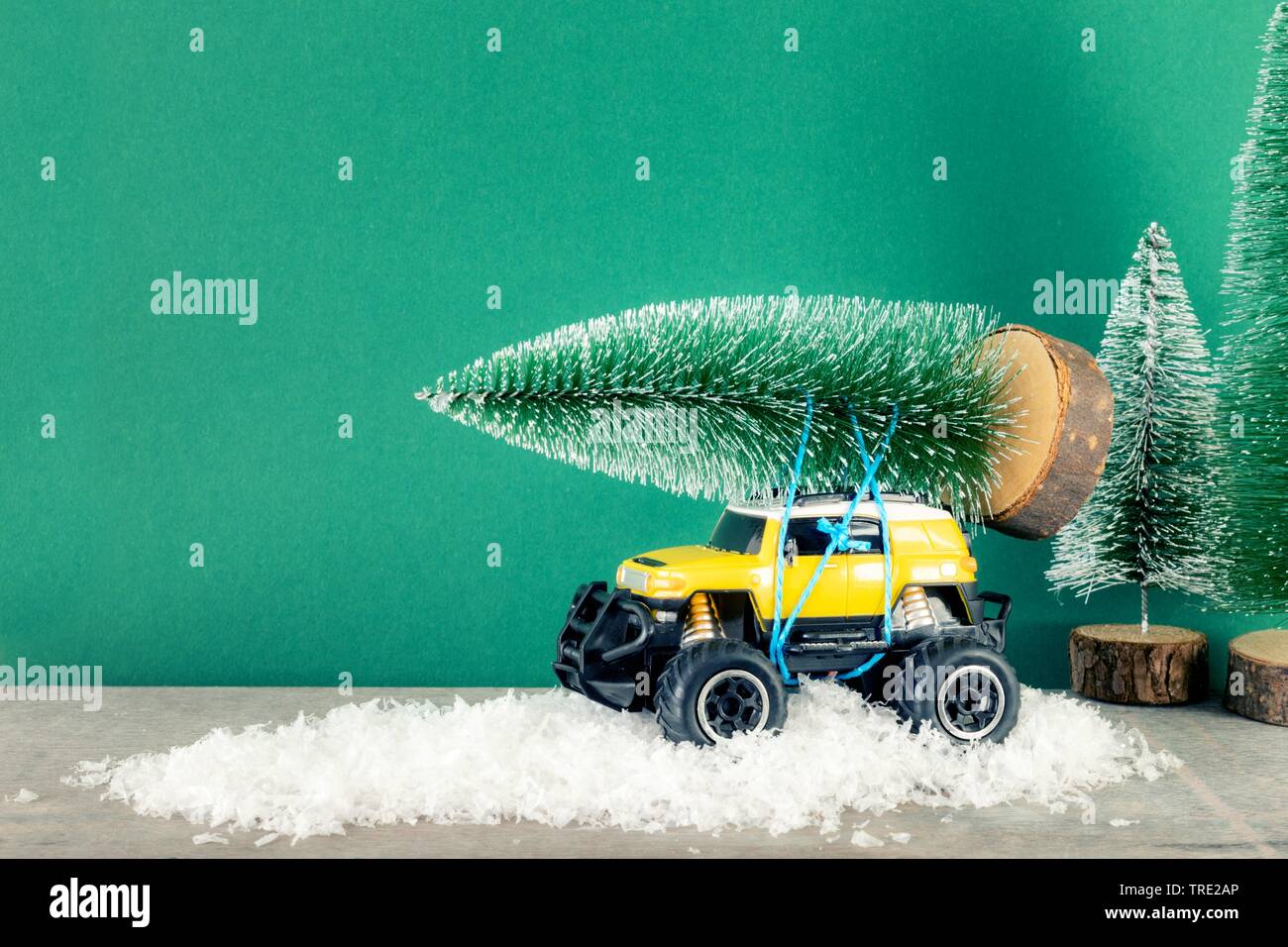 Gelbe SUV monster Auto Lkw Spielzeug mit Tannenbaum, Bundesrepublik Deutschland Stockfoto