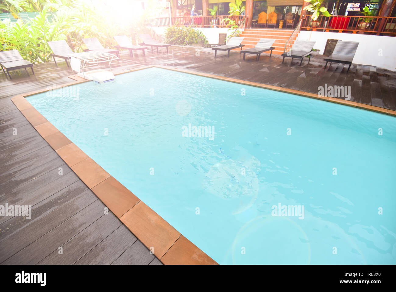 Schwimmbad Garten im Park Garten mit gemütlichen Sofa Stühle Stockfoto
