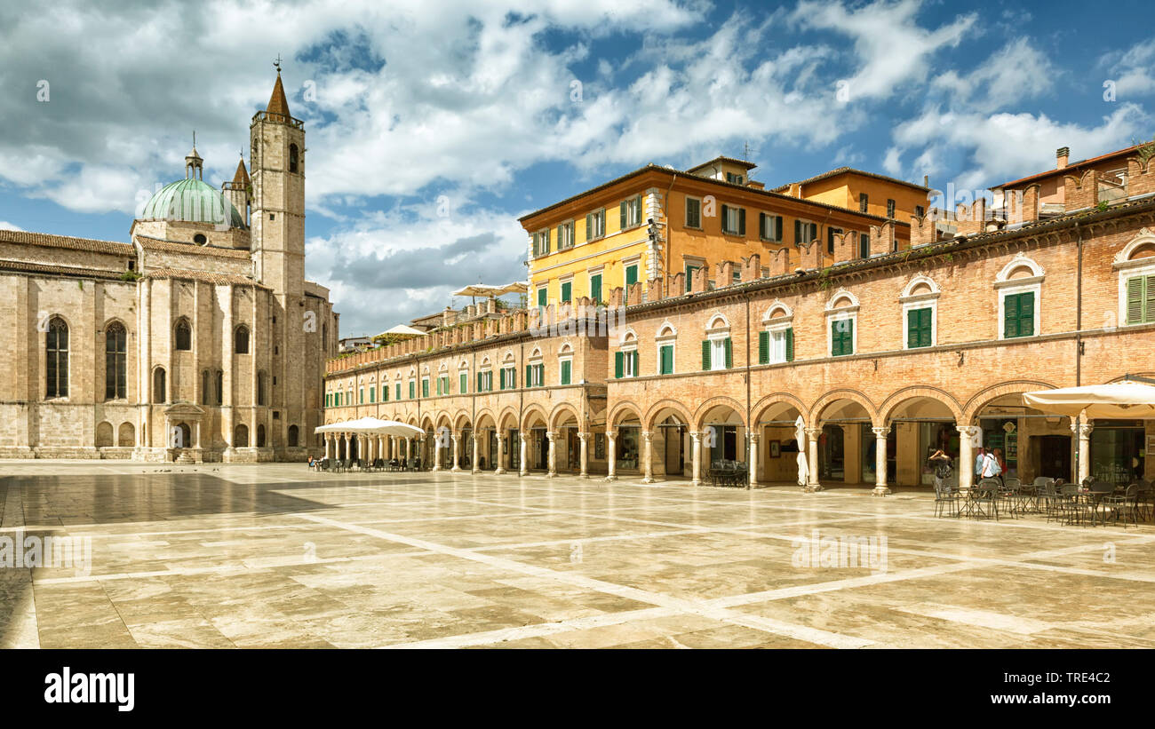 Aussicht auf den Piazza del Popolo in Ascoli Piceno, Italien, Italien, Marken, Ascoli Piceno Stockfoto