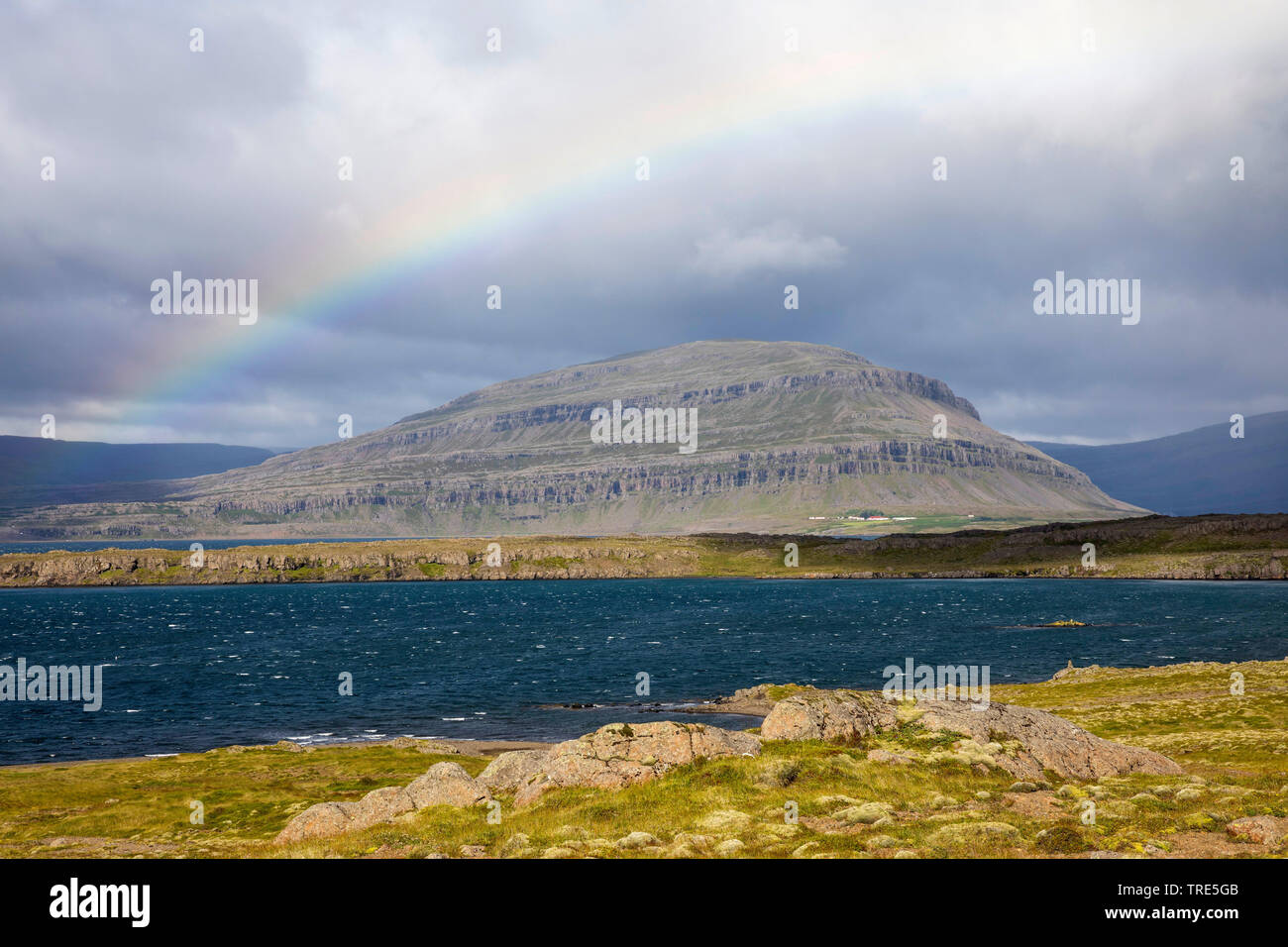 Fjord und Tundra im Osten von Island mit Regenbogen, Island Stockfoto