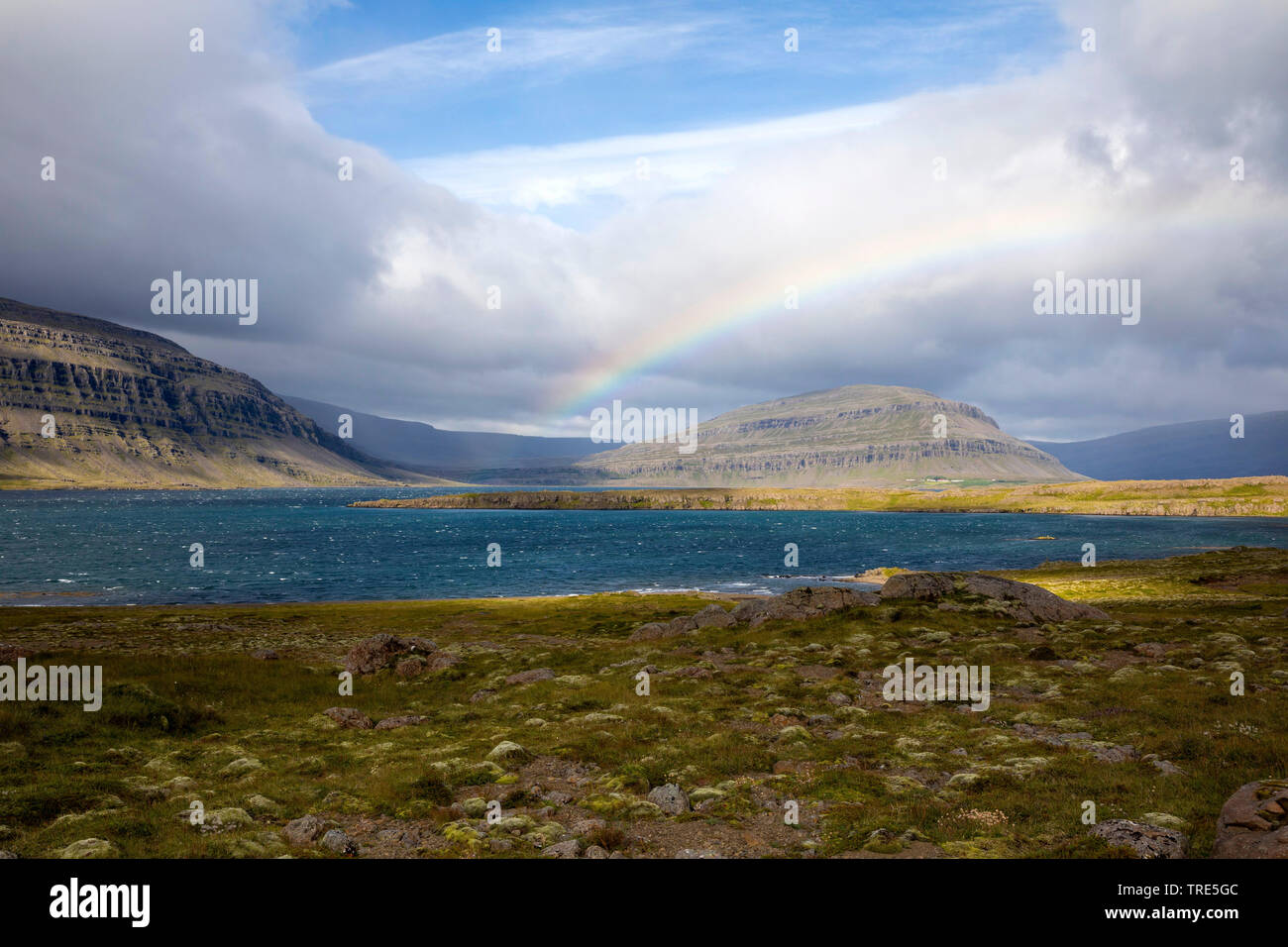 Fjord und Tundra im Osten von Island mit Regenbogen, Island Stockfoto