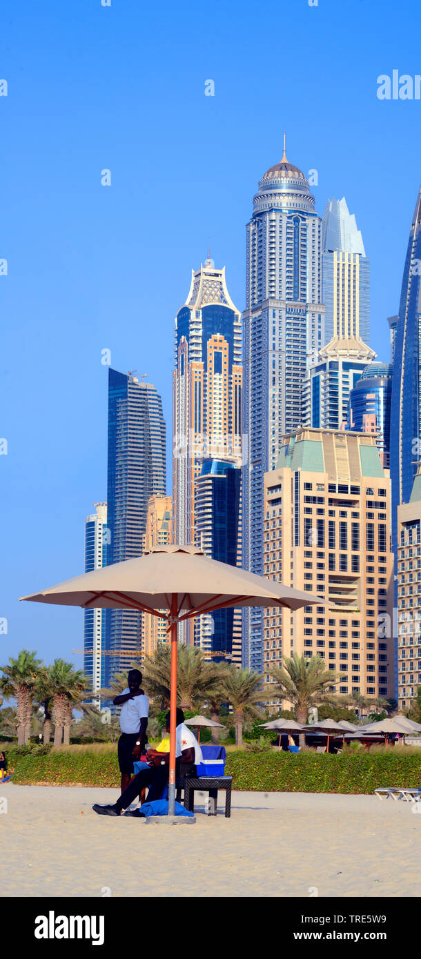 Security Guards am Strand, Wolkenkratzer im Hintergrund, Vereinigte Arabische Emirate, Dubai Stockfoto