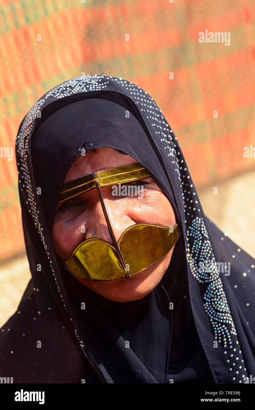 Frau mit traditionellen Maske, die Burka, Vereinigte Arabische Emirate, Dubai Stockfoto