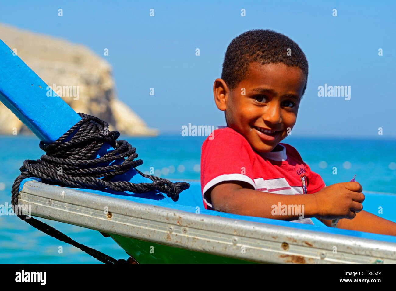 Junge Fisher Boy in einem Boot, Oman, Khasab Stockfoto