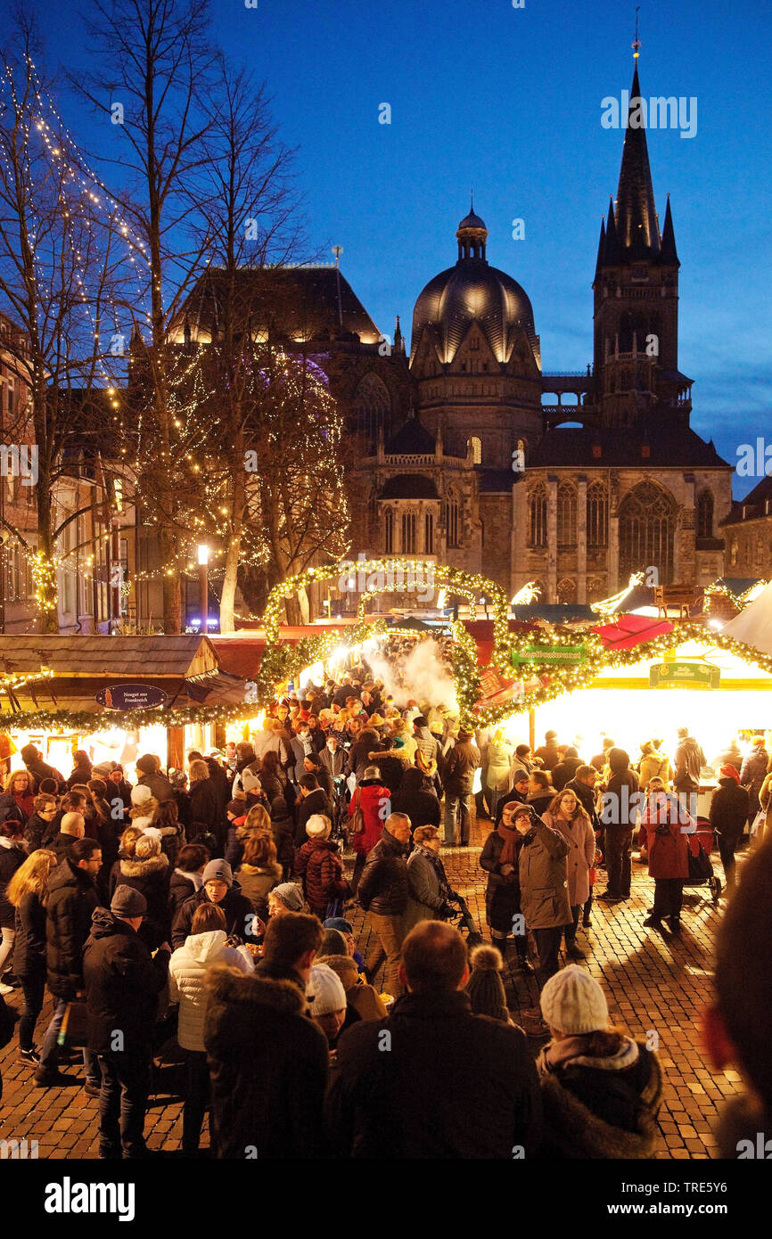 Weihnachtsmarkt vor dem Dom zu Aachen am Abend, Deutschland, Nordrhein-Westfalen, Aix-la-Chapelle Stockfoto