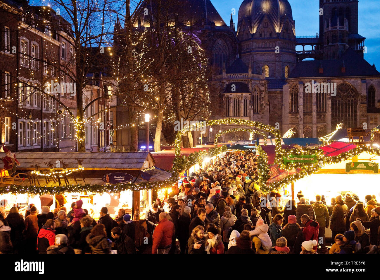 Weihnachtsmarkt vor dem Dom zu Aachen am Abend, Deutschland, Nordrhein-Westfalen, Aix-la-Chapelle Stockfoto