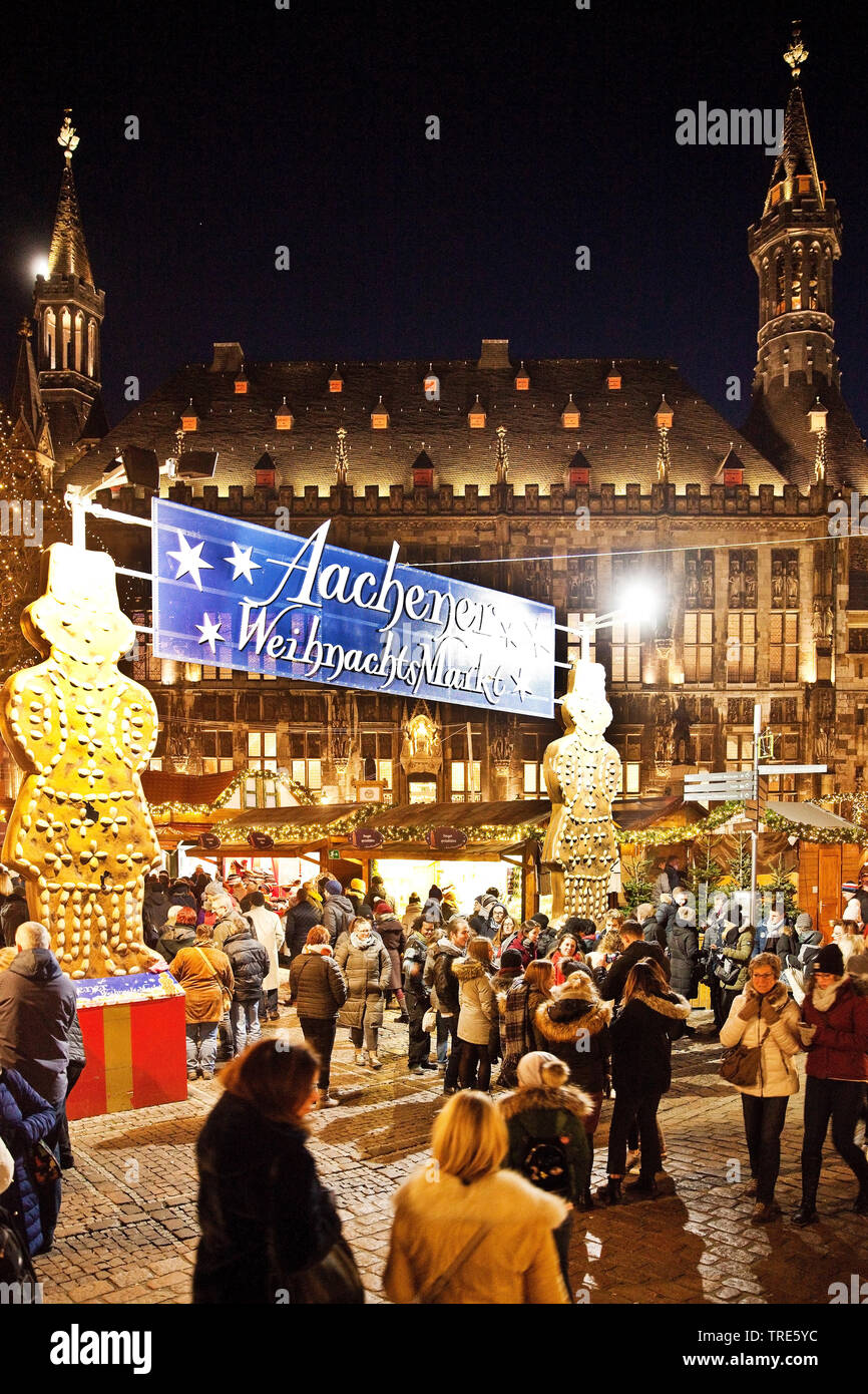 Weihnachtsmarkt vor dem Aachener Rathaus am Abend, Deutschland, Nordrhein-Westfalen, Aix-la-Chapelle Stockfoto