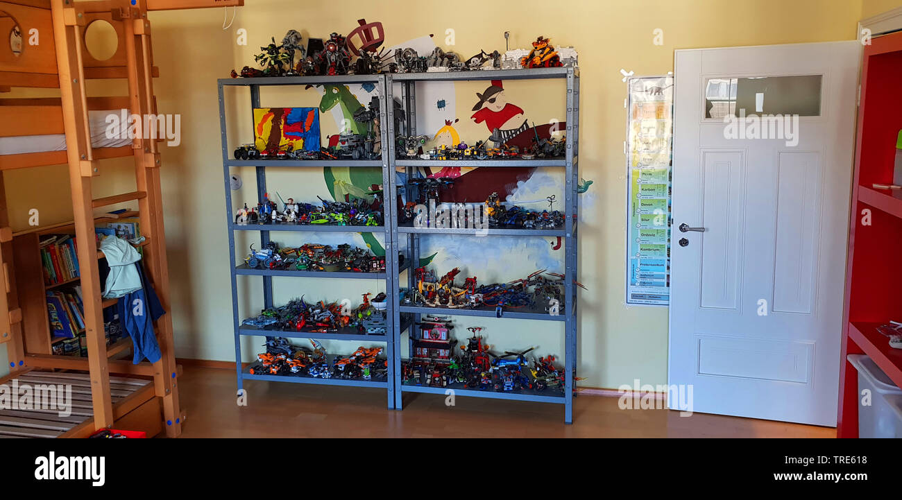 Kinderzimmer mit Rack voll mit Lego Spielzeug, Deutschland Stockfoto