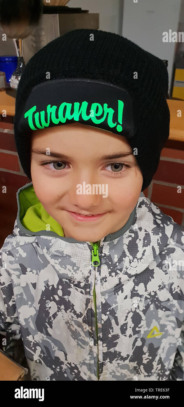 Kleiner Junge mit einer Kappe Schriftzug Turaner, Club Mitglied von Turan, Deutschland Stockfoto