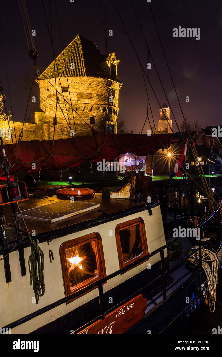 Stadtbild Zwolle bei Nacht, Turm und Stadtgraben, Niederlande, Overijssel, Zwolle Stockfoto