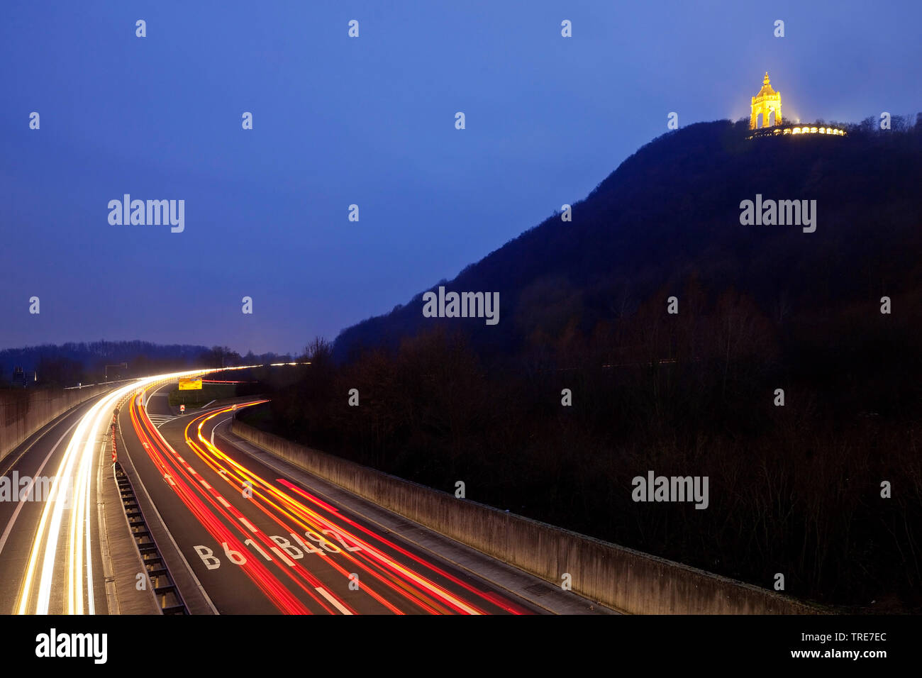 Kaiser Wilhelm Denkmal in der Nähe der Autobahn B428 und B61 am Abend beleuchtet, Deutschland, Nordrhein-Westfalen, Ostwestfalen, Porta Westfalica Stockfoto