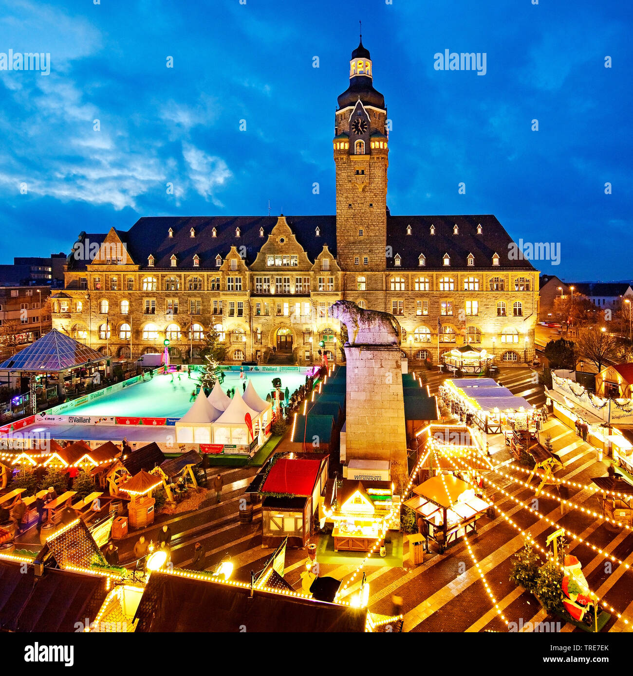 Weihnachtsmarkt und Eislaufbahn vor dem Rathaus am Abend, Deutschland, Nordrhein-Westfalen, Remscheid Stockfoto