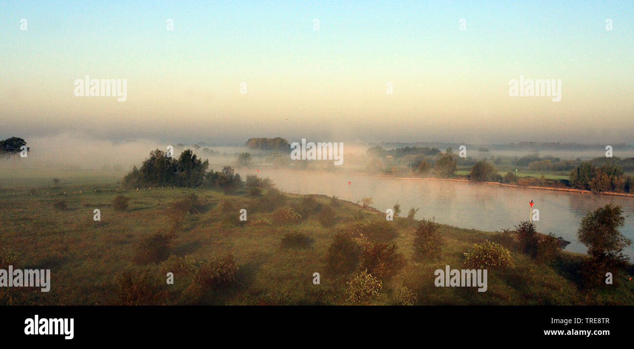 IJssel bei Nebel, Niederlande Stockfoto