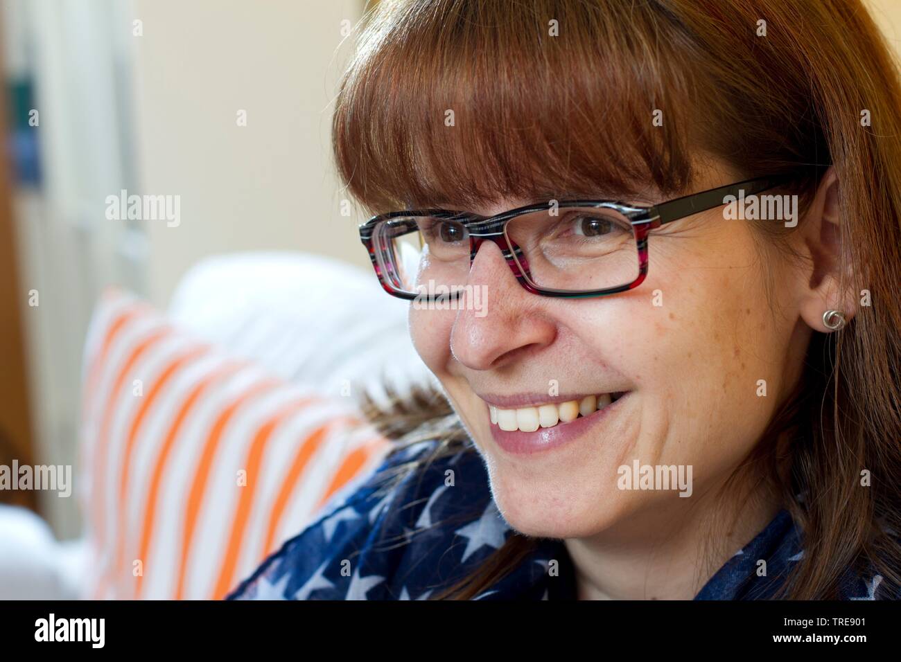 Gesicht einer Frau mittleren Alters mit roten Haaren Brille Stockfoto