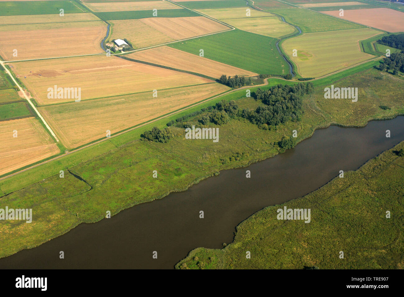 Luftbild des Flusses mit Auen und Felder, Niederlande Stockfoto