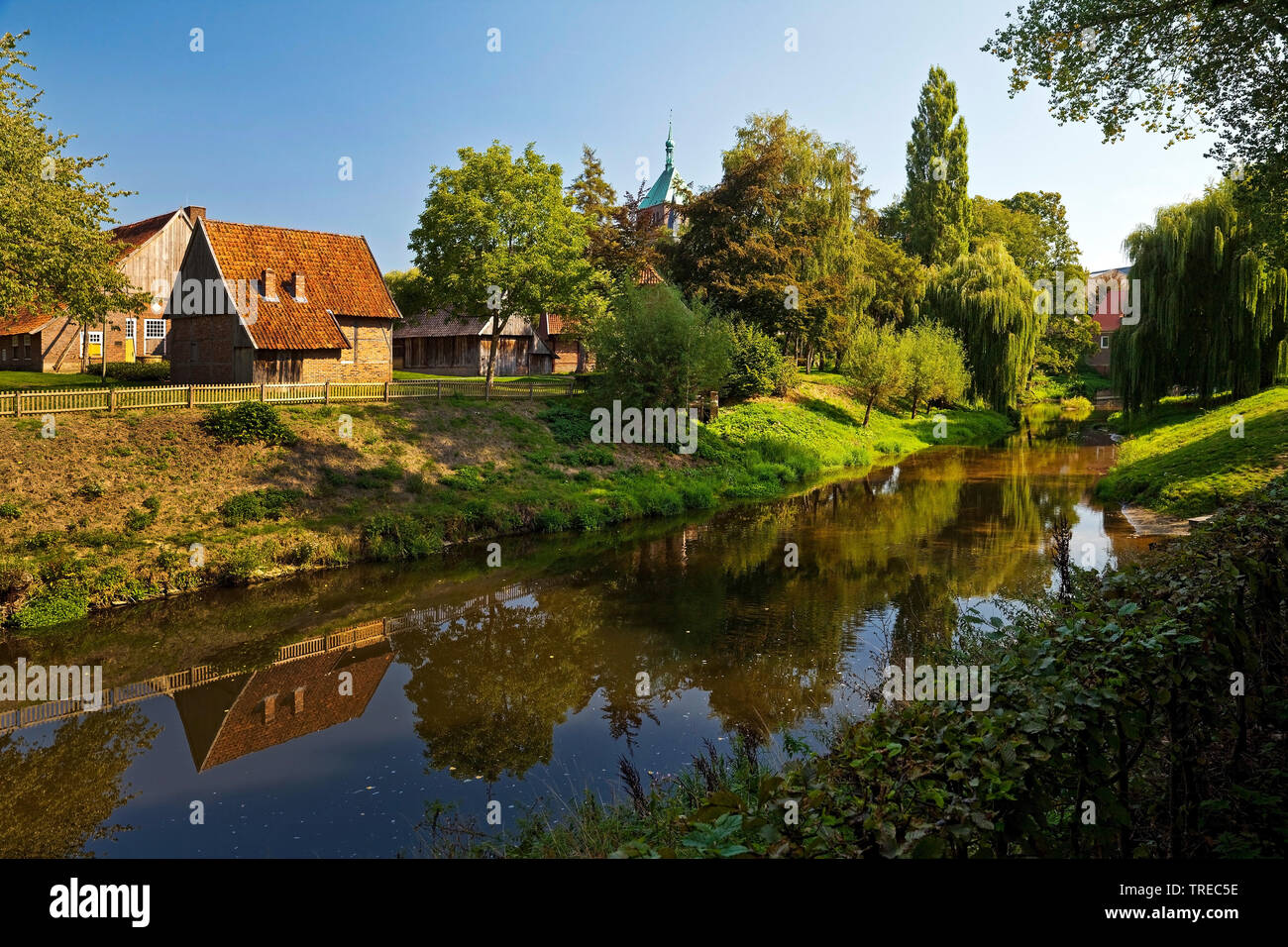 Park mit Fluss Berkel, Bauernhaus Museum und die St. Georg Kirche, Deutschland, Nordrhein-Westfalen, Münsterland, Vreden Stockfoto