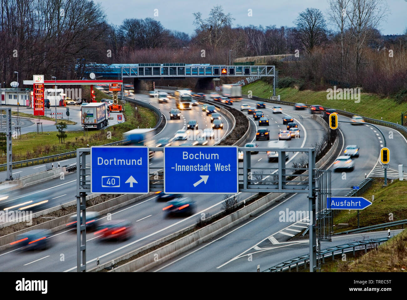 Viel Verkehr auf der Autobahn A40, Deutschland, Nordrhein-Westfalen, Ruhrgebiet, Bochum Stockfoto
