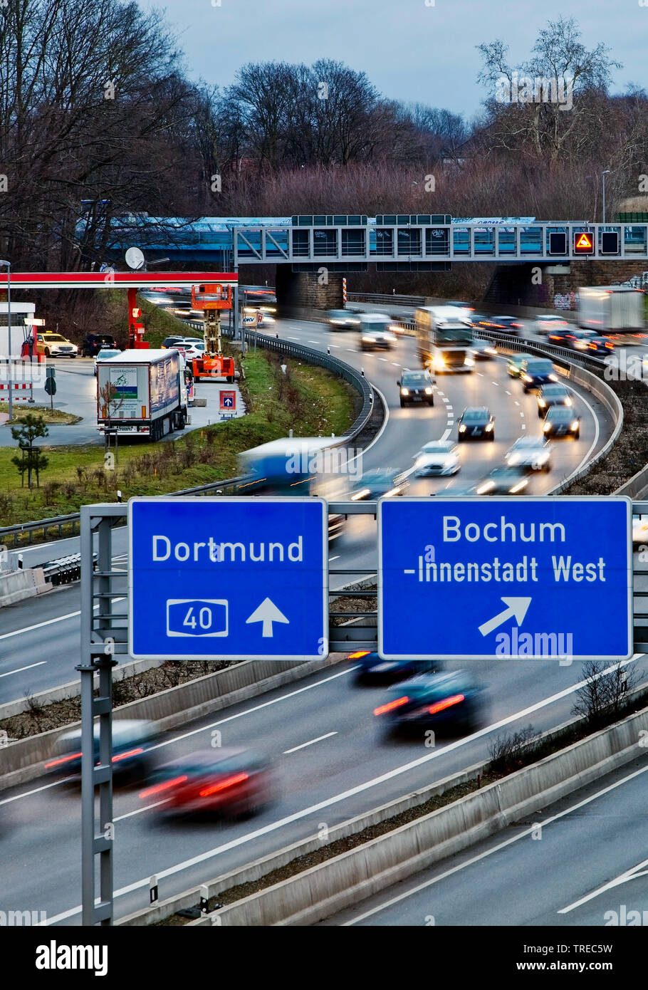 Viel Verkehr auf der Autobahn A40, Deutschland, Nordrhein-Westfalen, Ruhrgebiet, Bochum Stockfoto