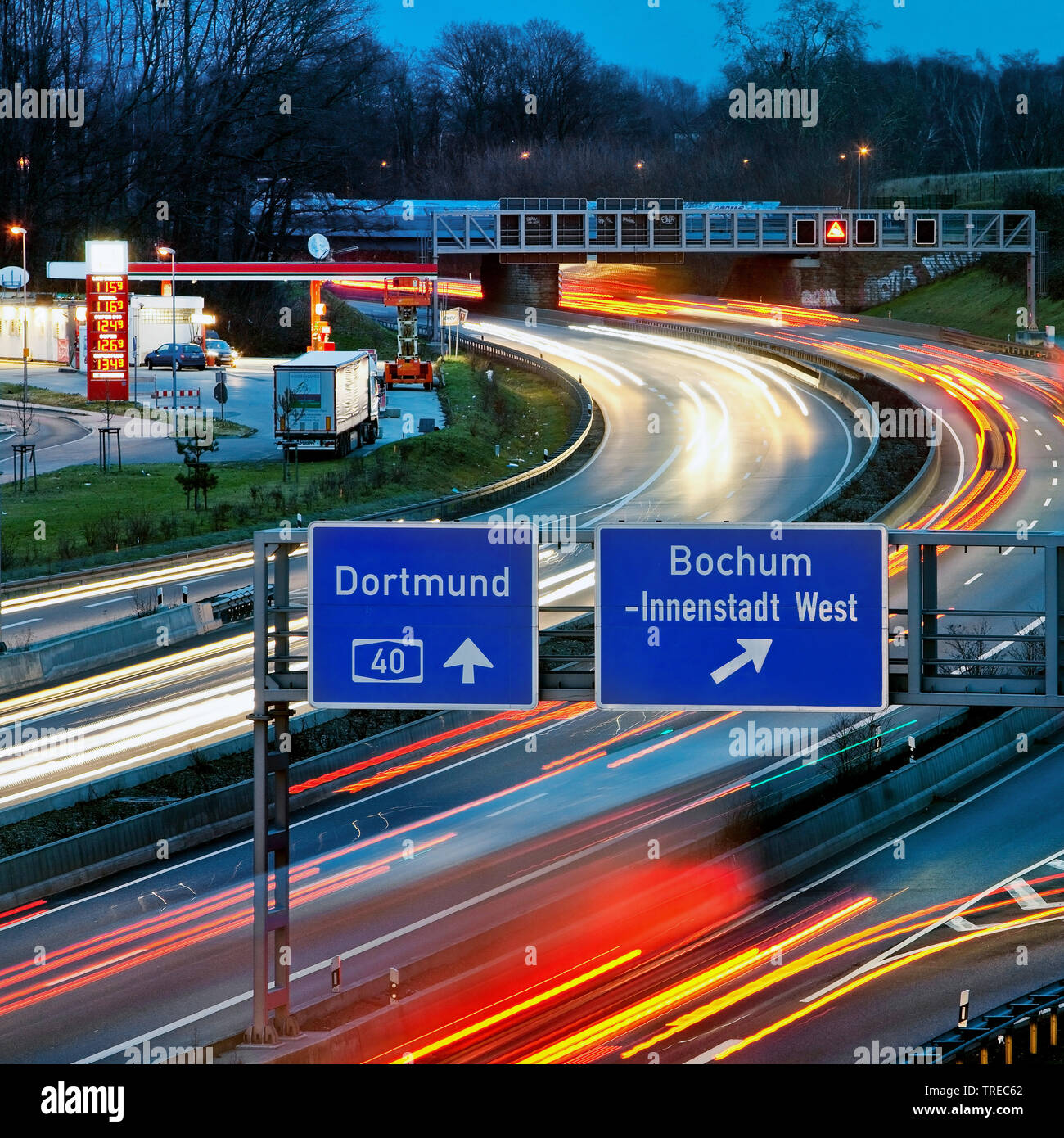 Autobahn A 40 am Abend, Deutschland, Nordrhein-Westfalen, Ruhrgebiet, Bochum Stockfoto