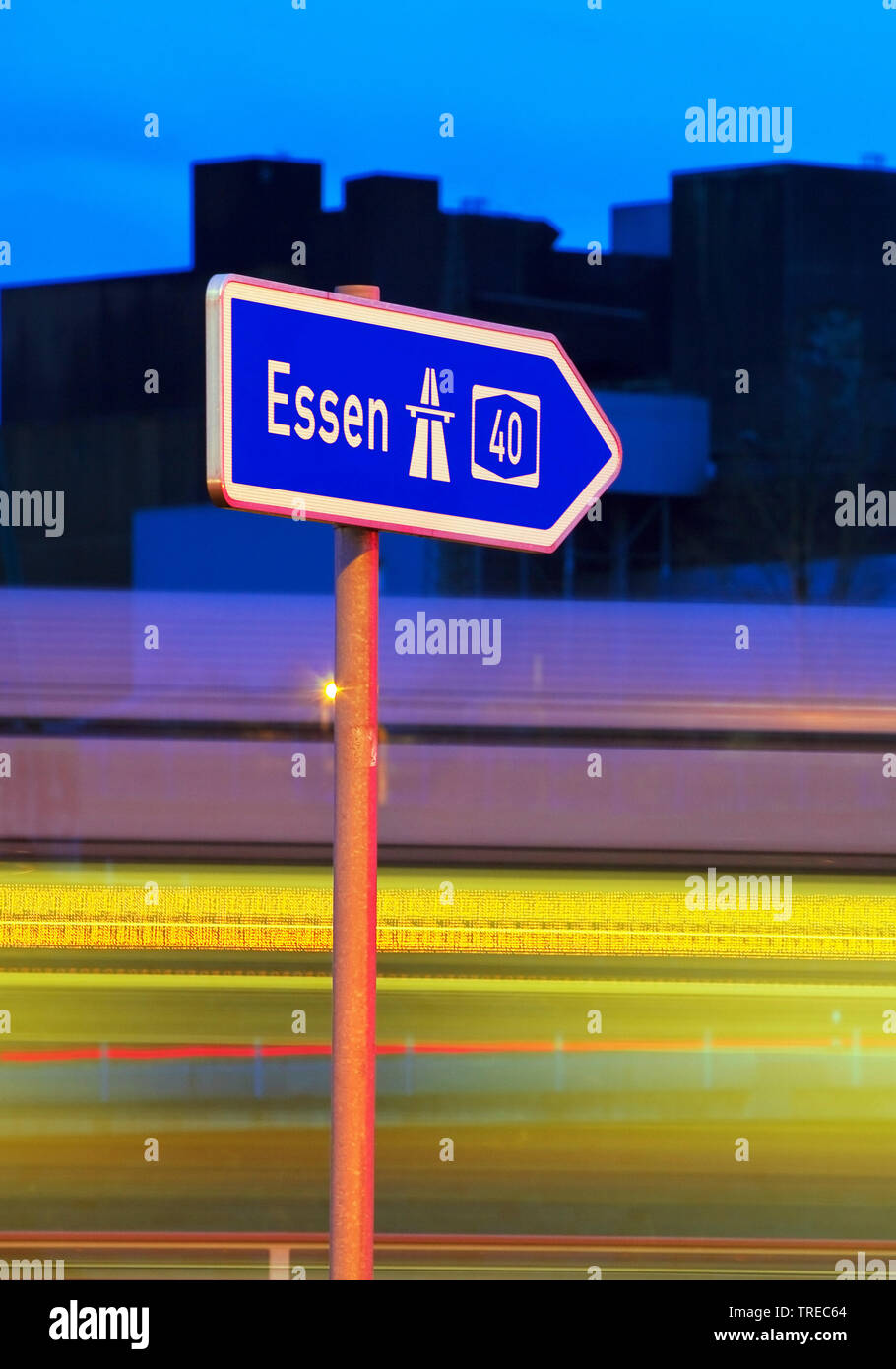 Hinweisschild nach Essen auf der Autobahn A 40 am Abend, Deutschland, Nordrhein-Westfalen, Ruhrgebiet, Bochum Stockfoto