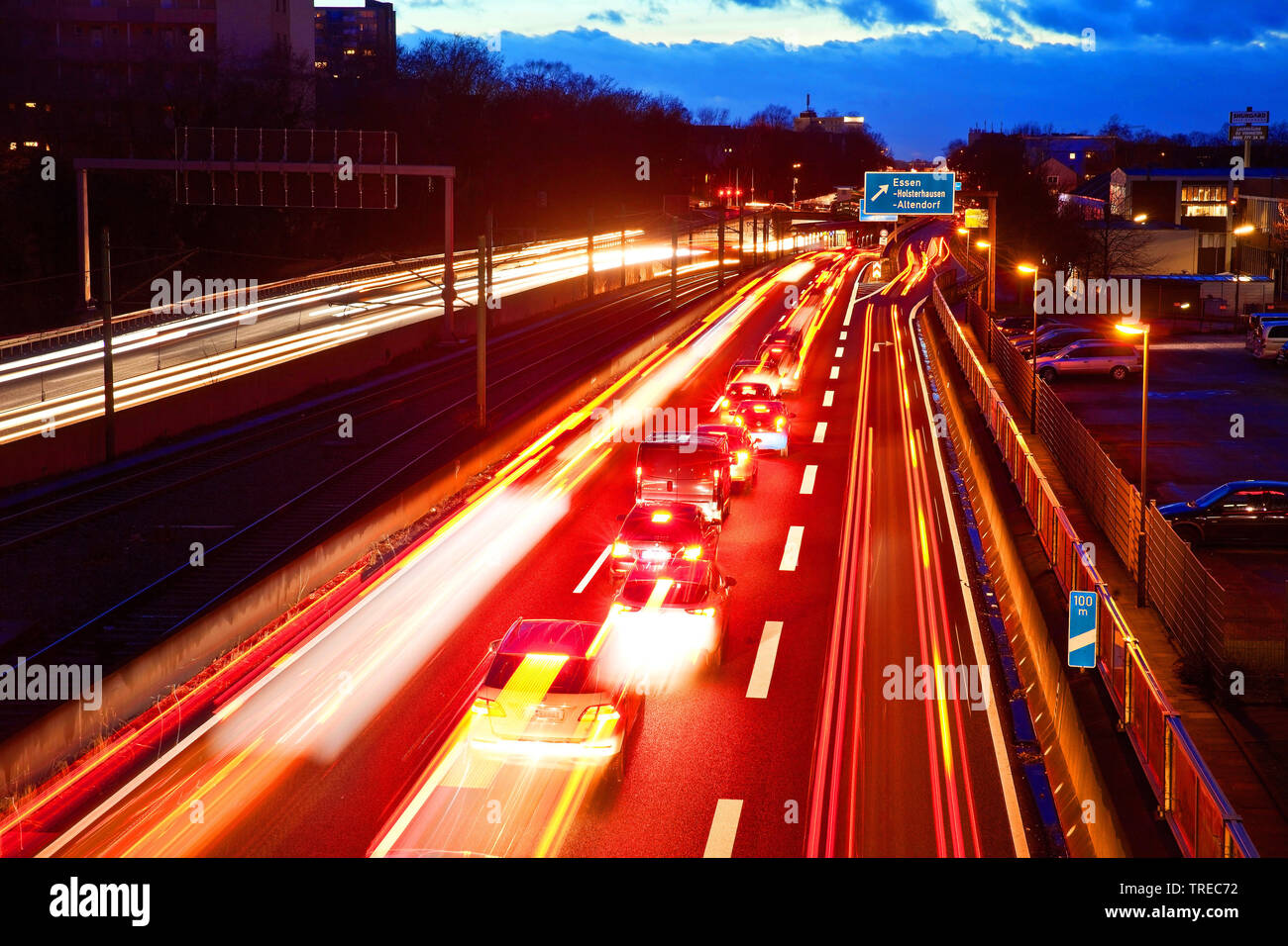 Der Verkehr auf der Autobahn A 40 am Abend, Deutschland, Nordrhein-Westfalen, Ruhrgebiet, Essen Stockfoto