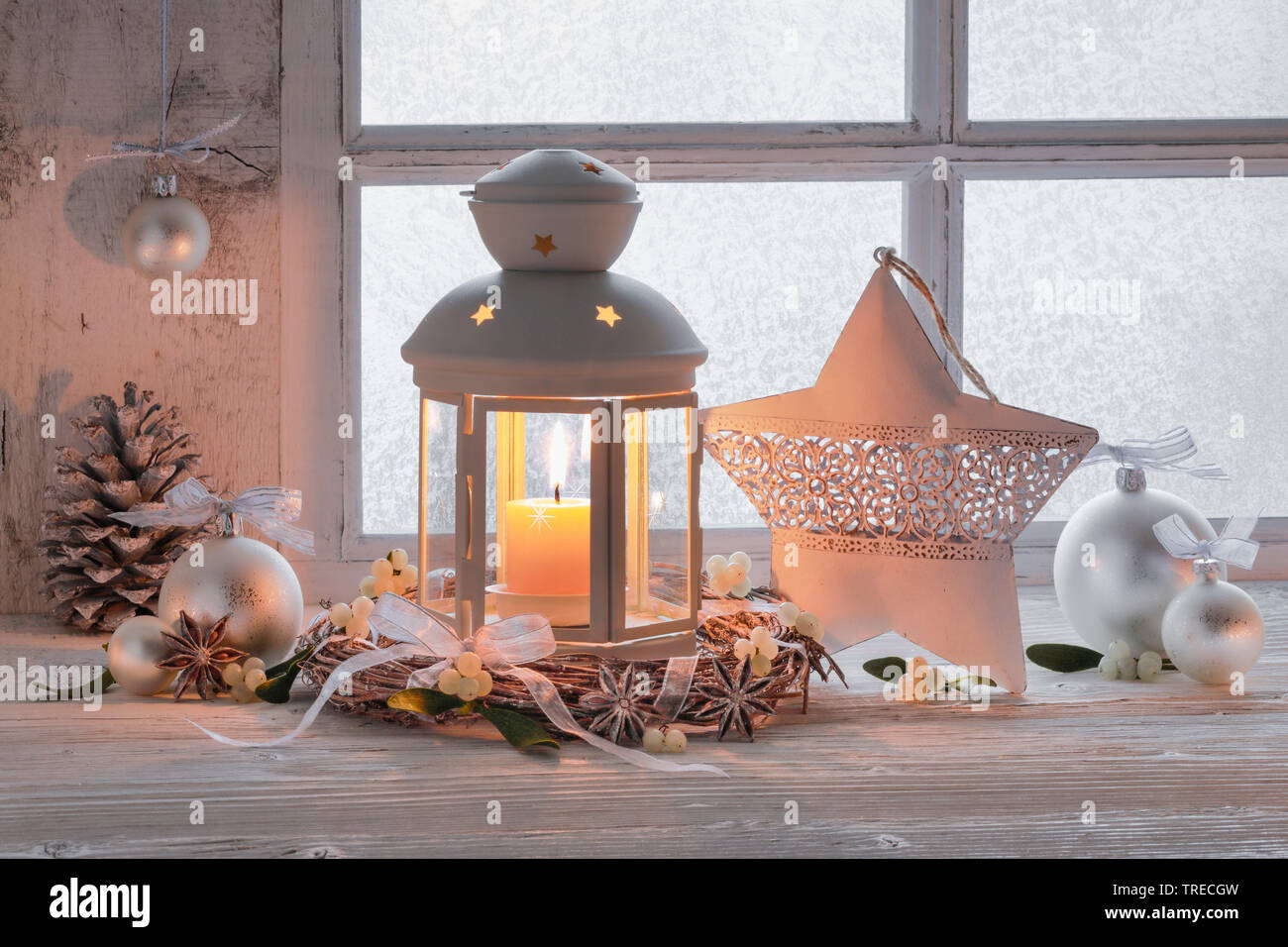 Laterne Mit Weihnachten Dekoration Auf Einem Felsvorsprung Schweiz Stockfotografie Alamy