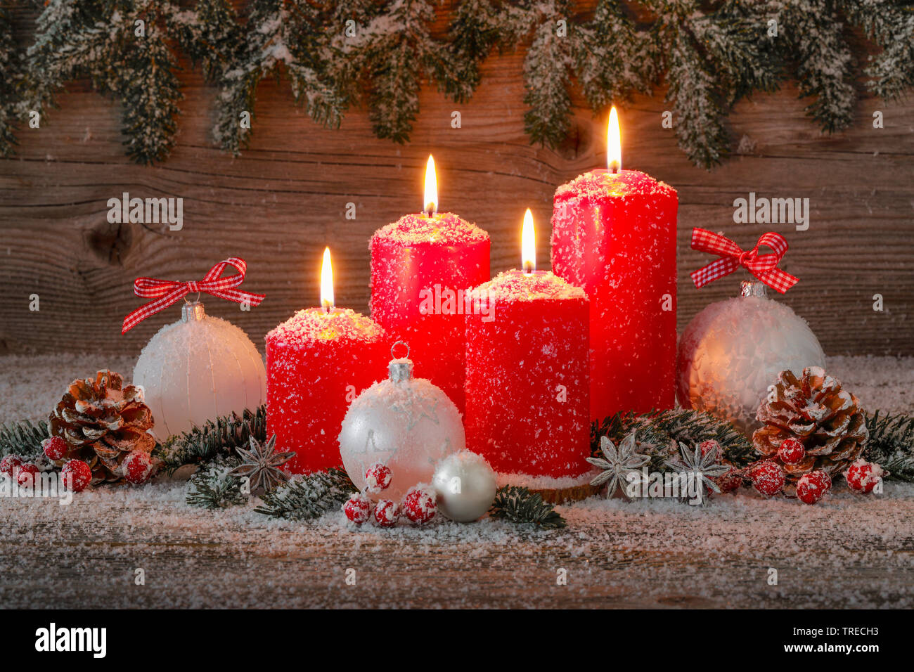 Weihnachtsdekoration mit roten Kerzen, Schweiz Stockfoto