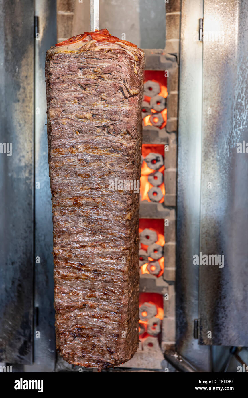 Traditionelle türkische Döner Kebab. Spieß gegrilltes Lamm, Hammel ...