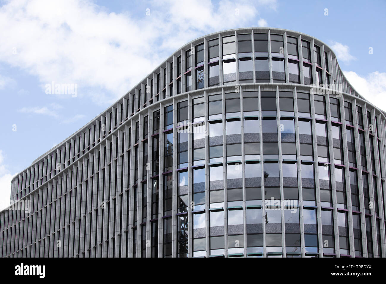Moderne Architektur in Chamberlain Square, Birmingham. Auf dem ehemaligen Standort der alten Bibliothek neue Büros und Geschäfte im Glas abgedeckt sind Stockfoto