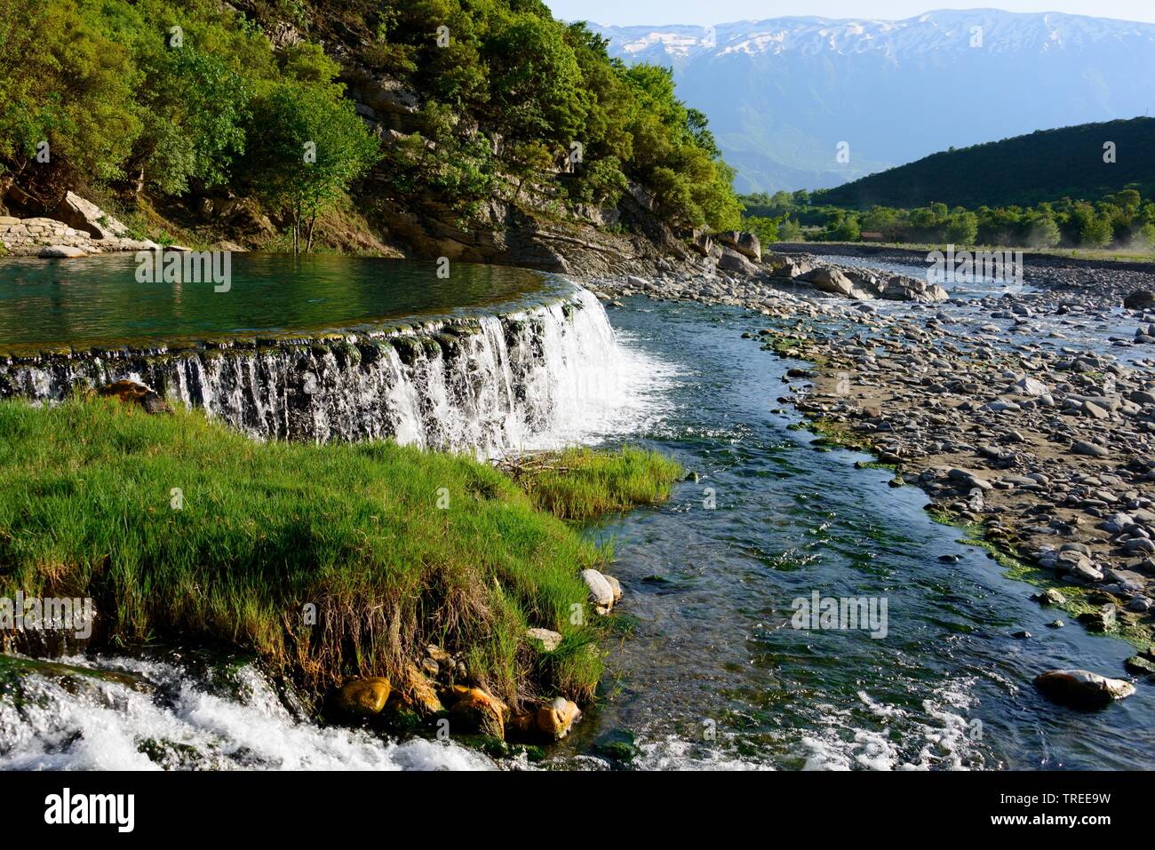 Schwefelhaltige warme Thermalquelle am Fluss Lengarica, Albanien, Benjamin Constant Stockfoto